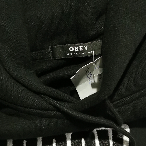 xs OBEY cropped hoody with stitched emblem - Picture 3 of 4